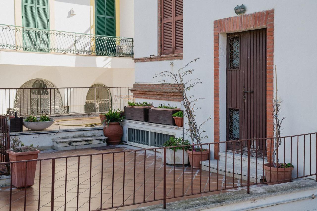 Be Your Home - Appartamento 4 Camere Sul Mare Scesa Al Mare Privata Санта-Маринелла Экстерьер фото